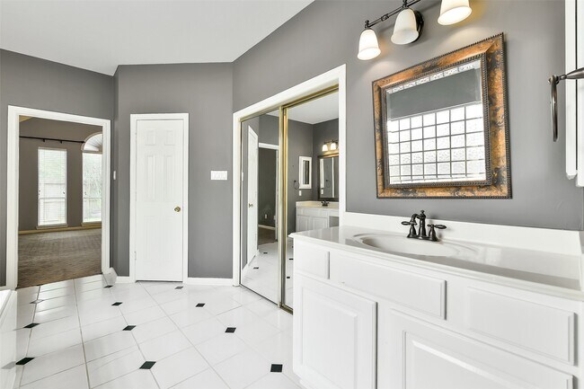 Building Photo - 5803 Song Ridge Ct