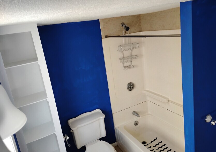 Building Photo - 213 Pleasant St