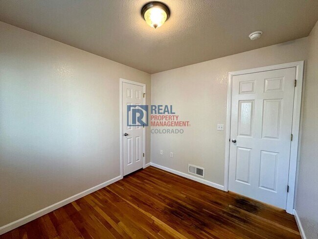 Building Photo - 990 Newark St