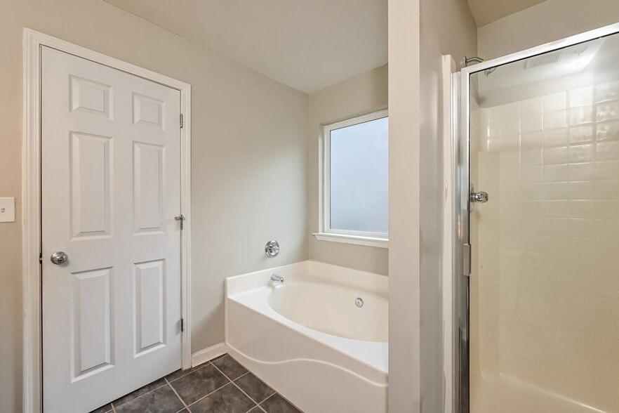 Building Photo - 505 Walnut Woods Dr