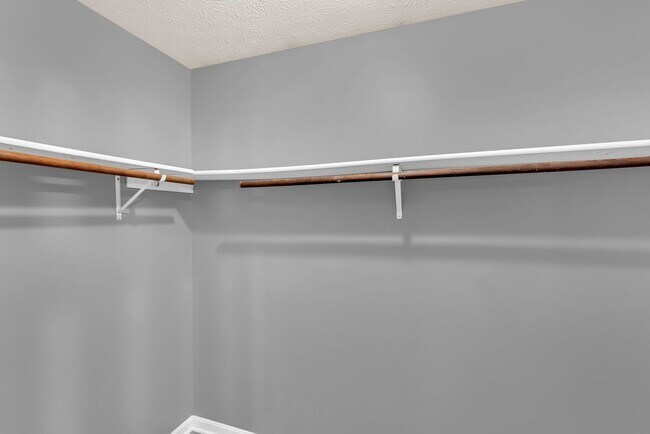 Building Photo - 833 Delray Dr