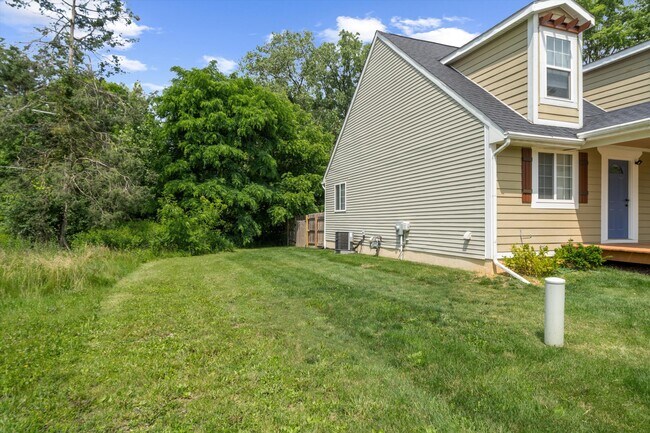 Building Photo - 1 Maple Vlg Ct