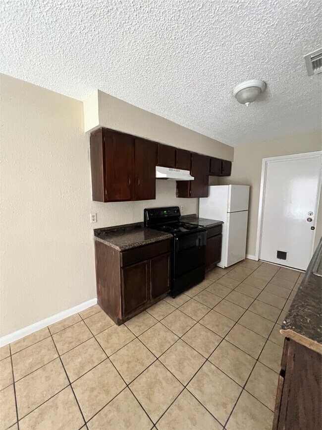 Building Photo - 15826 Willmore Ln