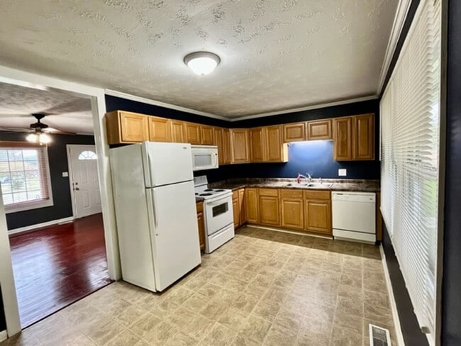 Building Photo - Rental Avail in Montclair!