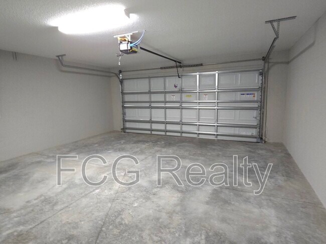 Building Photo - 10 Pine Cir Way