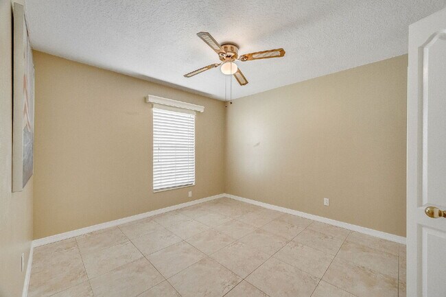 Building Photo - Spacious 3/2 with tranquil setting is waiting for you!