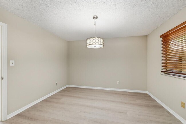 Building Photo - 525 Oak Haven Dr
