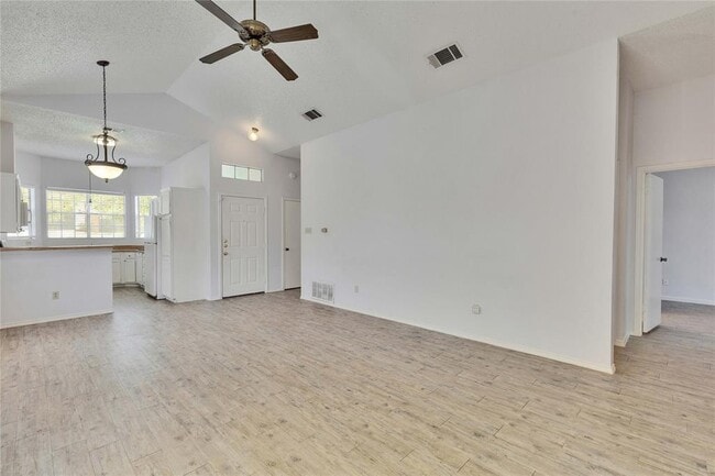 Building Photo - 2103 Castle View Dr