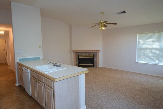 Building Photo - 3 Bedroom, 2 bath, 2 living areas, formal dining room, in the La Cueva area