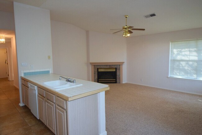 Building Photo - 3 Bedroom, 2 bath, 2 living areas, La Cueva area