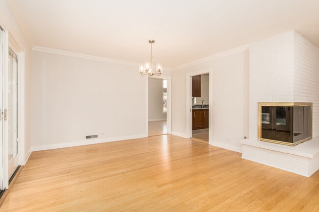 Building Photo - 924 Brookline Ln
