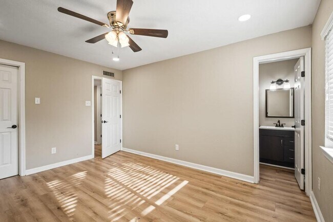 Building Photo - Spacious 3-Bedroom Home in The Colony – Available Now!