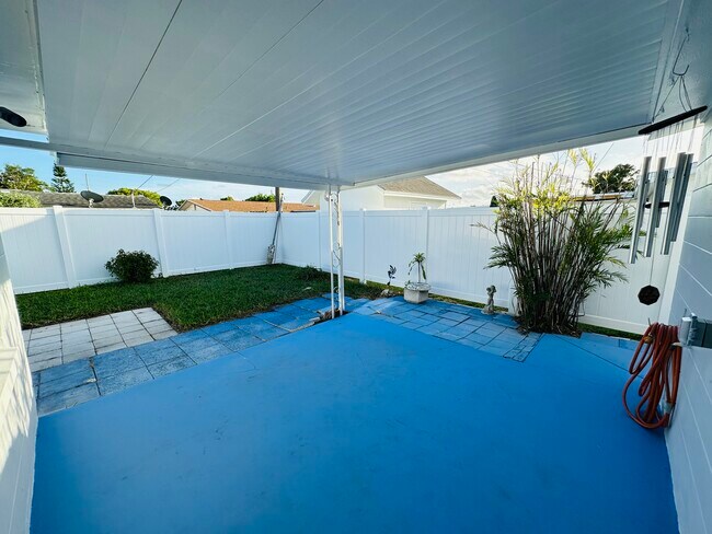 Building Photo - 5202 Overton Dr