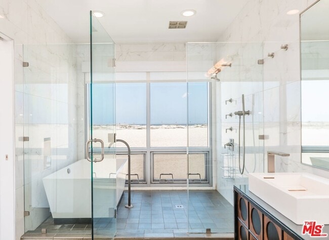 Building Photo - 5205 Ocean Front Walk