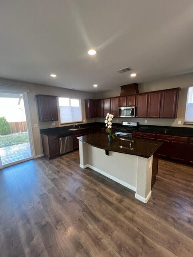 Building Photo - Newer Home within Red Hawk Golf Community!