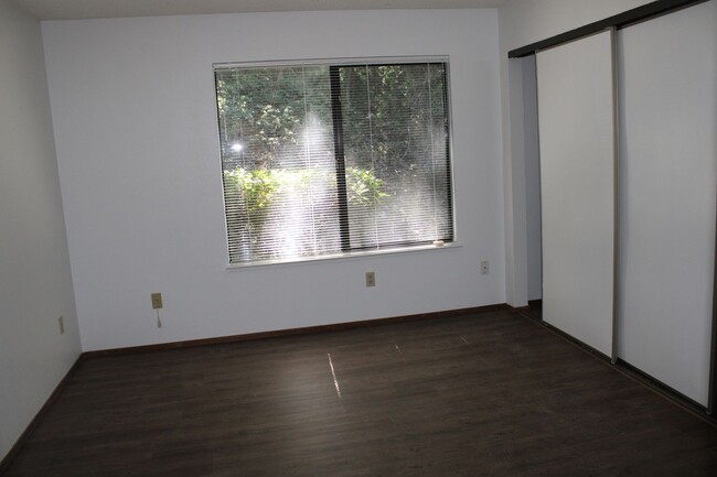 Building Photo - Downstairs 2 Bedroom, 1 Bathroom Hercules ...