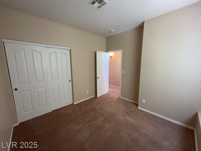 Building Photo - Beautiful property with excellent natural light