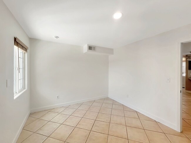 Building Photo - Beautiful 3B 2BA Duplex Unit w/ Balcony, W...