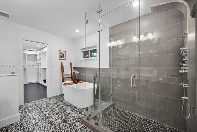 Building Photo - 150 NE 50th St