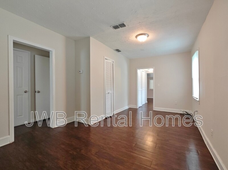 Building Photo - 573 E 55th St