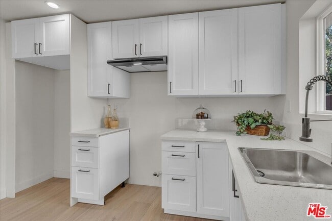 Building Photo - 10349 Hillhaven Ave