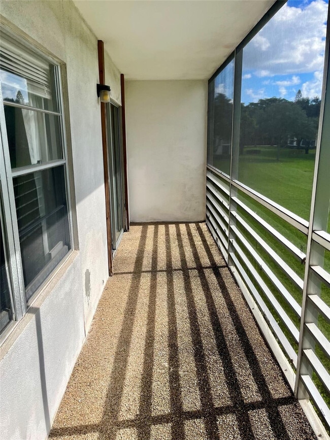 Building Photo - 144 Mansfield D