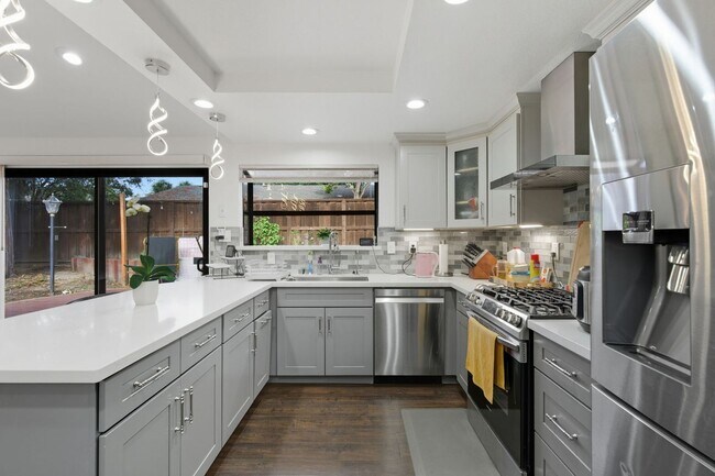 Building Photo - Welcome to elegant living in the heart of ...