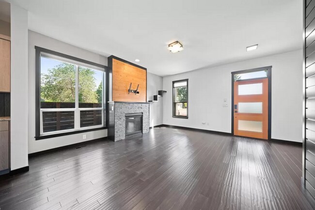 Building Photo - Modern 3 Bedroom + 2.5 bath home in SE Portland!! Brentwood Neighborhood with Air Conditioning!!