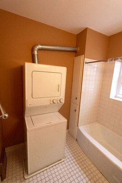 laundry in-unit - 1109 S Oak Park Ave