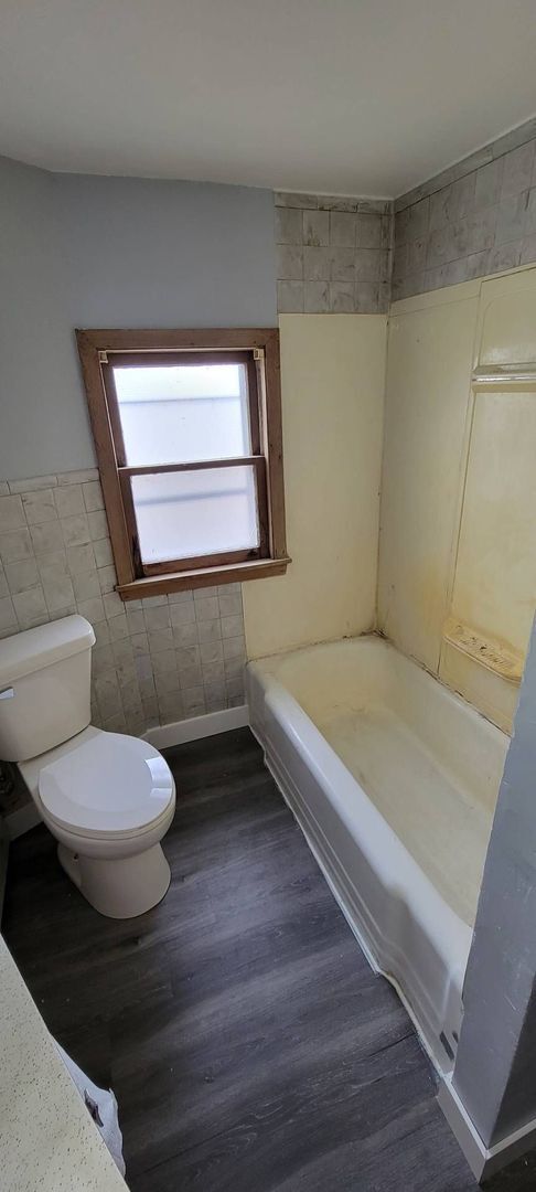 Building Photo - 307 Lake St