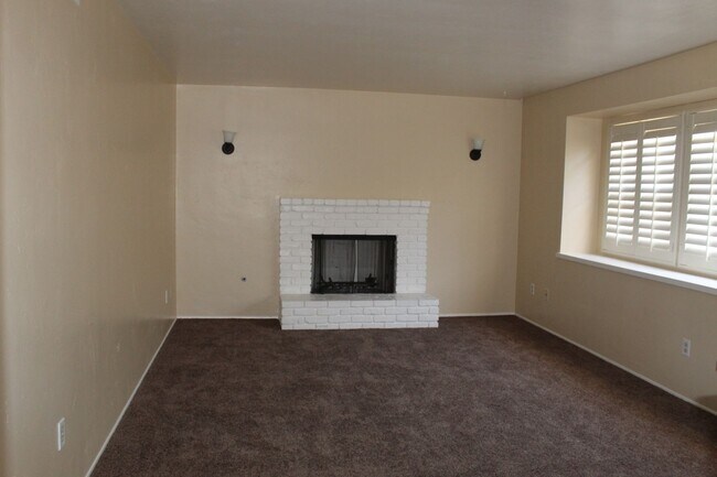 Building Photo - Cute Home in Bakersfield