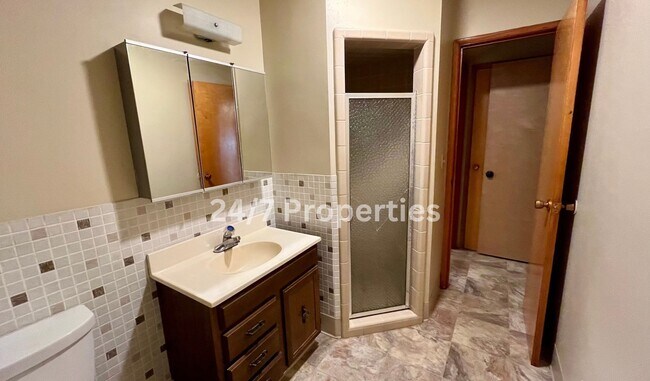 Building Photo - Spacious 4BD I 2BA Home w/ Separate Living...