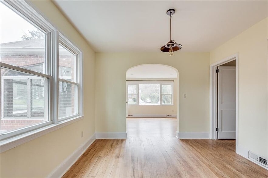 Building Photo - 1287 Eastland Rd SE