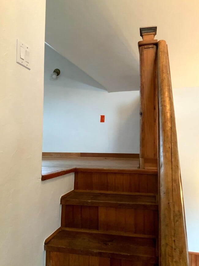 Building Photo - 166 Monroe St