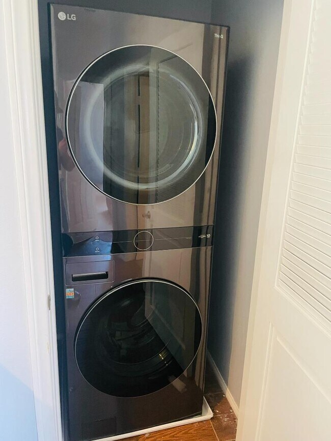 Building Photo - 7635 Family Cir