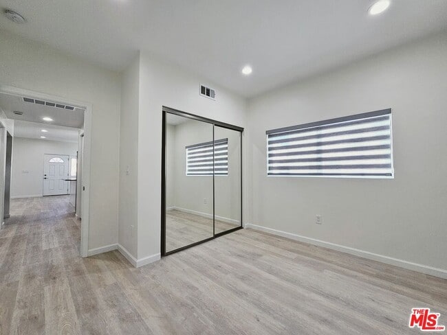 Building Photo - 2826 3/4-2824 Leeward Ave