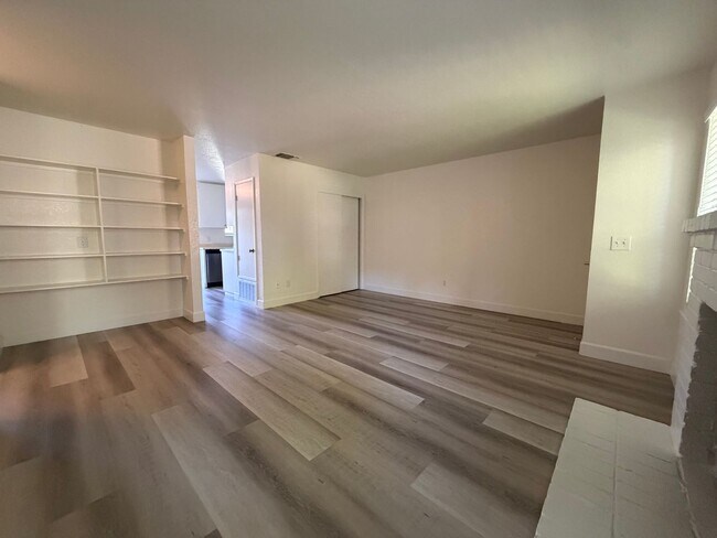 Building Photo - Beautiful 2 bedroom 1 bath Available today! Apply today!