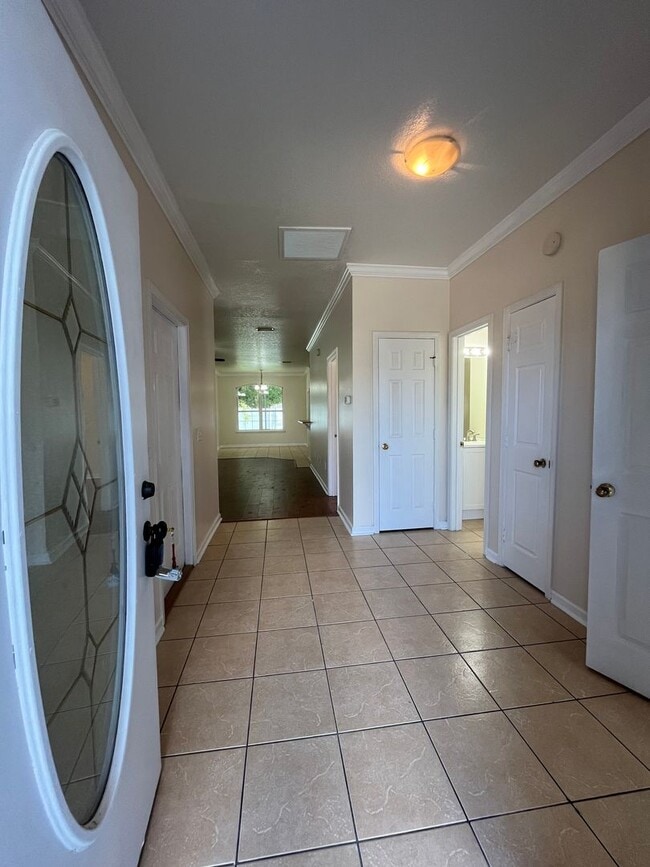 Building Photo - 204 Royal Palms Ave