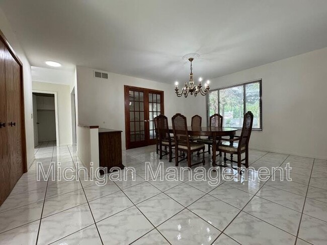 Building Photo - 40250 Pinetree Dr