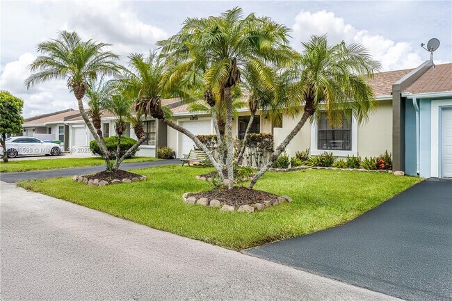 Building Photo - 5400 Lakewood Cir S