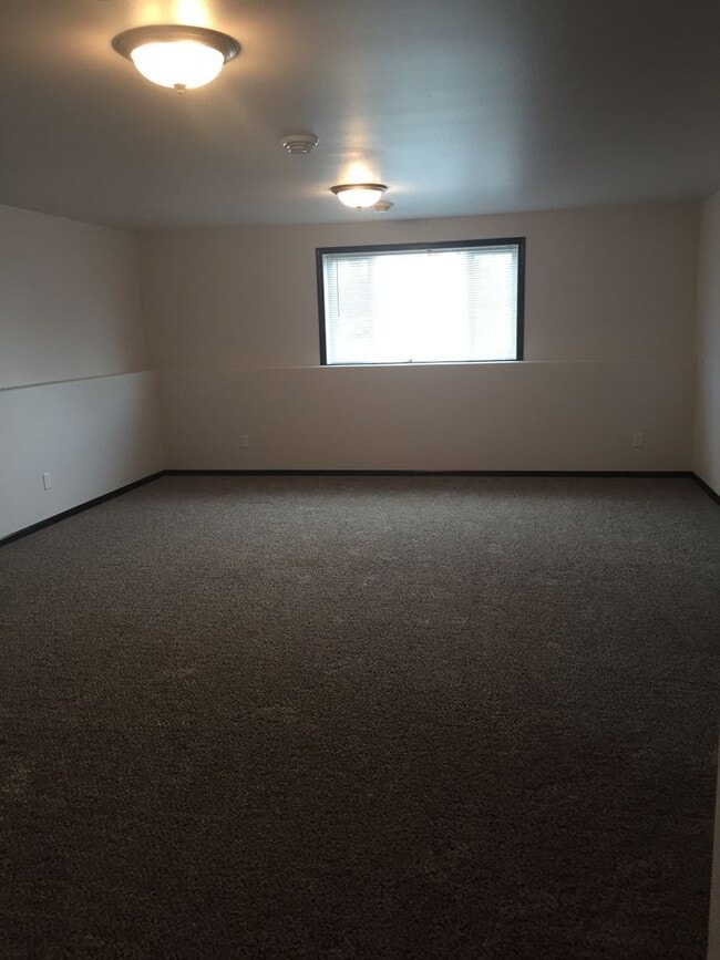 Building Photo - 4 Bed 3 Bath Single Family Home