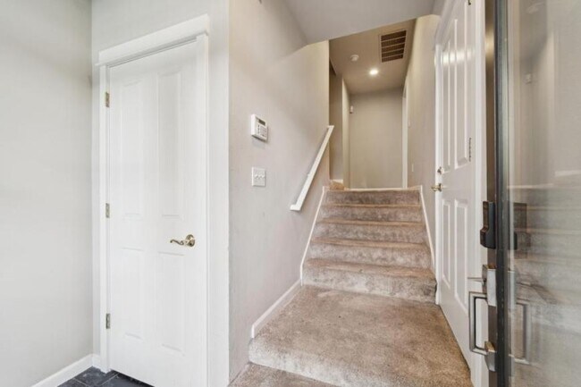 Building Photo - 3 bedroom in Seattle WA 98112