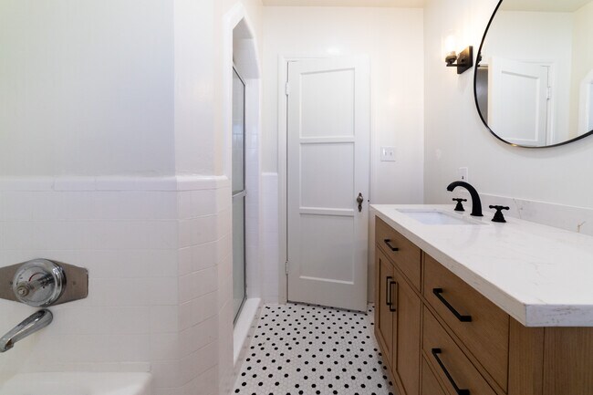 Building Photo - 452 S New Hampshire Ave