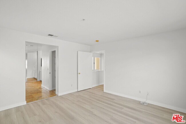 Building Photo - 16850 Merion Ln