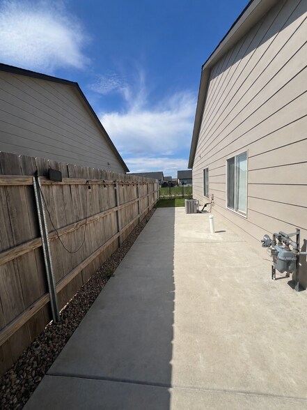 Building Photo - 12058 W Shadow Lakes St