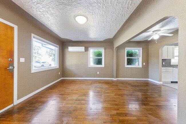 Building Photo - MOVE IN SPECIAL Charming 2 bedroom duplex