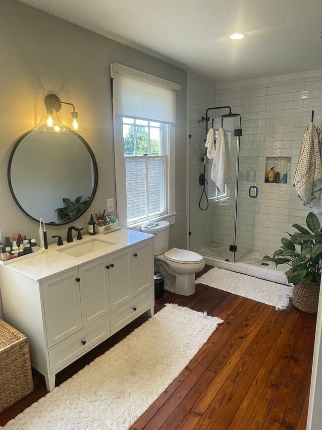 Building Photo - Gorgeous 3BD/2BA Single Family Home in Mid...
