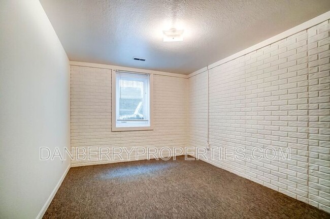 Building Photo - 3733 Willow Run Dr