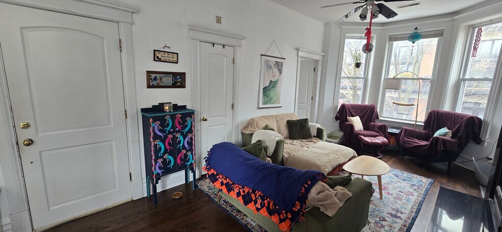 Building Photo - 2015 W Saint Paul Ave