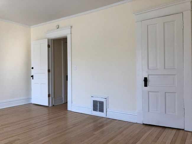 Building Photo - Amazing Vintage Townhouse. Uber Convenient...